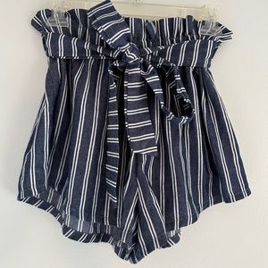 Dress shorts with detachable waist band